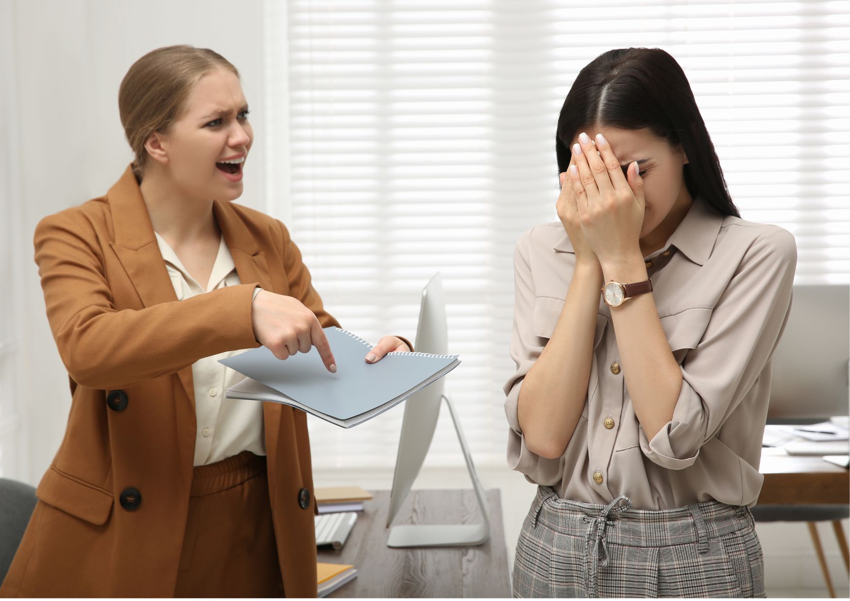 pessoa sofrendo cobrança abusiva e se sentindo inutil