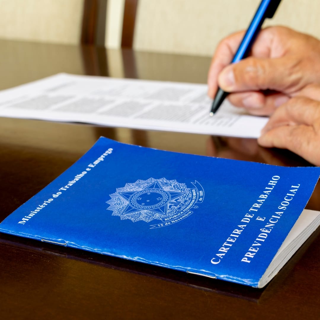 foto-de-carteria-de-trabalho-com-um-trabalhador-assinando-o-contrato-de-trabalho.