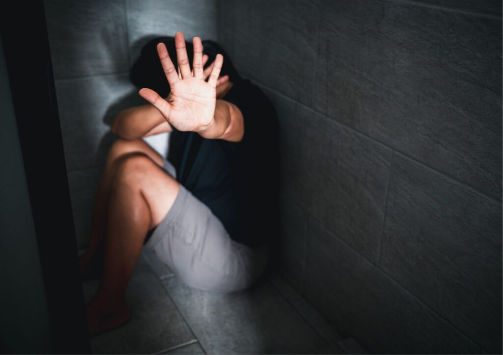 pessoa se isolando socialmente, sentindo medo e ansiedade e se sentindo inútil