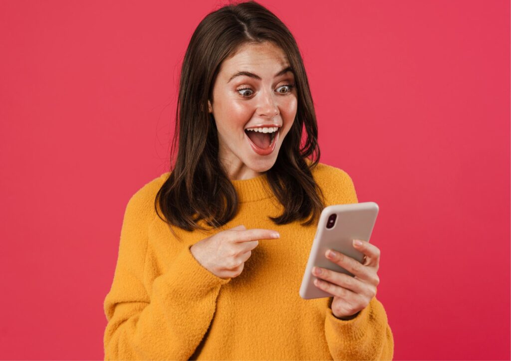 pessoa consultando o FGTS pelo celular e achando muito fácil ver o extrato